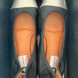 Lanvin Captoe ballet flat in lamb skin and calfskin. Silver toe, black shoe.